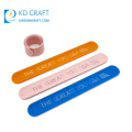 Vente en gros chine pas cher personnalisé durable logo impression bracelet pression bracelet réfléchissant blanc souple en pvc gifle pour enfants